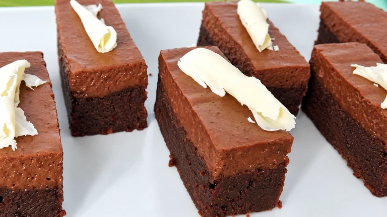 Brownie con mousse de chocolate,