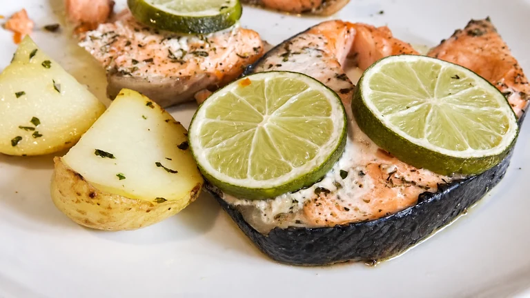 Salmón al horno, patatas en microondas,