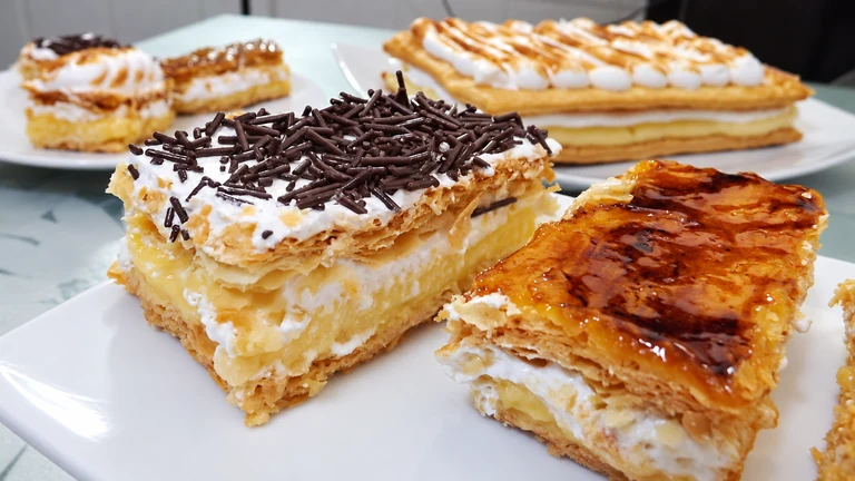 Tarta milhojas de crema y merengue,
