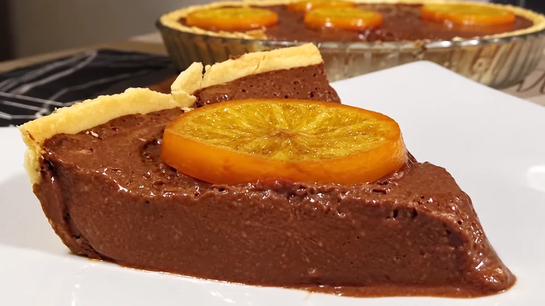 Tarta mousse de chocolate, naranja glaseada,