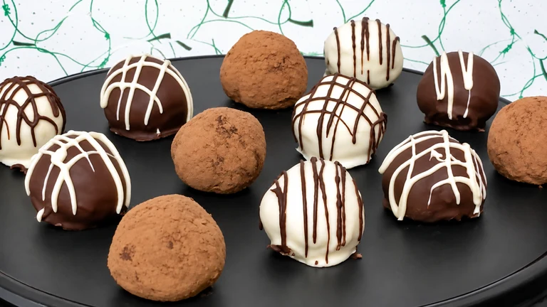Trufas de fresa y café, bombones de chocolate,