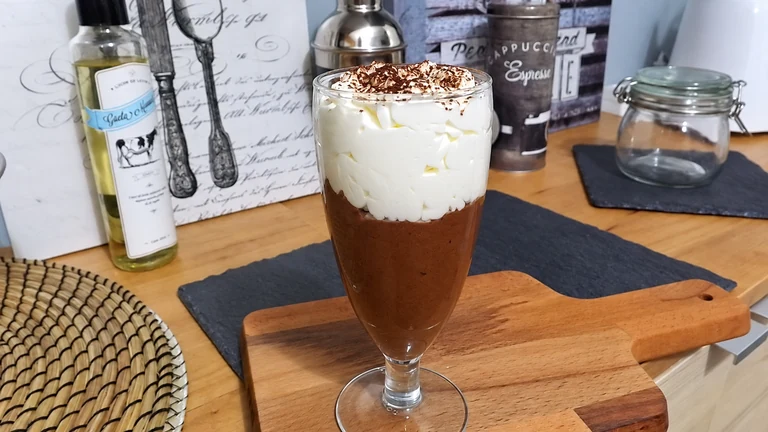 Mousse de chocolate blanco y negro,