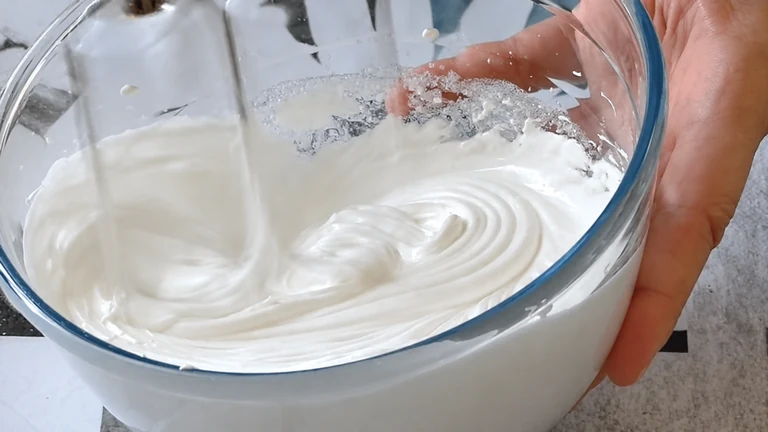 Claras a punto de nieve, merengue,