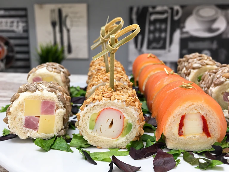 Canapés variados, enrollados,