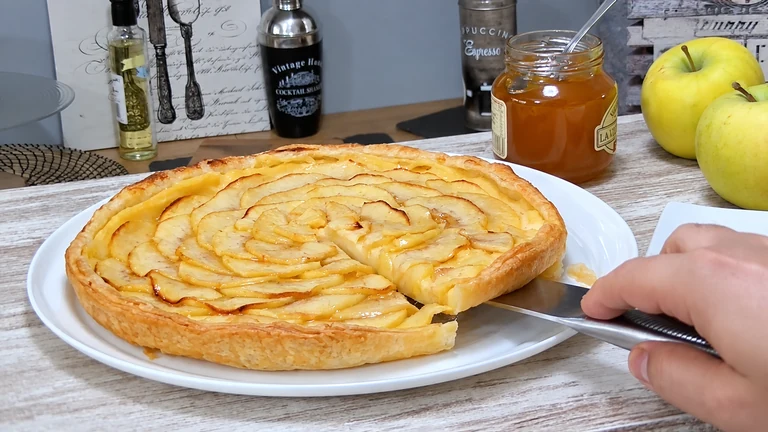 tarta de manzana con hojaldre y crema,