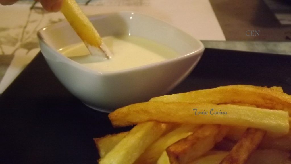 Salsa de yogurt y ajo, patatas fritas,