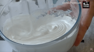 Claras a punto de nieve, merengue,